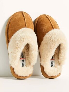 NWOT Minnetonka Women’s Chesney Scuff Flat Slippers